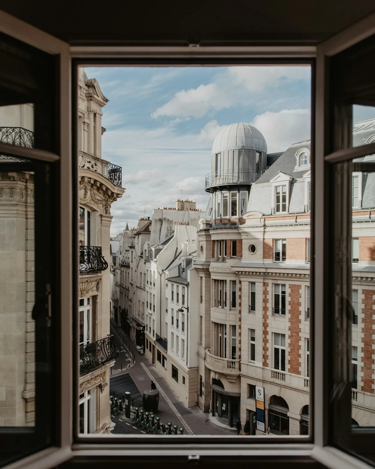 Une fenêtre ouverte sur une rue de Paris